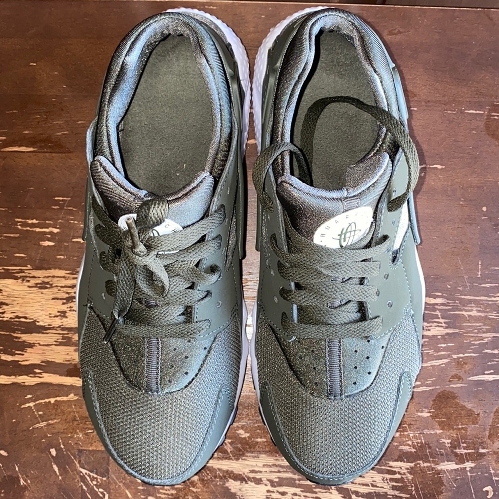Size 7Y Nike Huarache Run